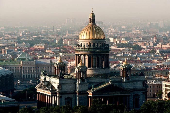 Устремленный вверх Исаакиевский собор доминирует в этой части города