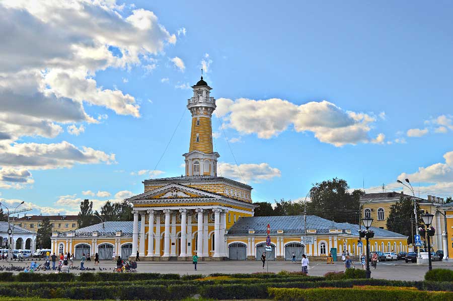 Пожарная каланча в ансамбле Сусанинской площади Костромы Пожарная каланча в ансамбле Сусанинской площади Костромы