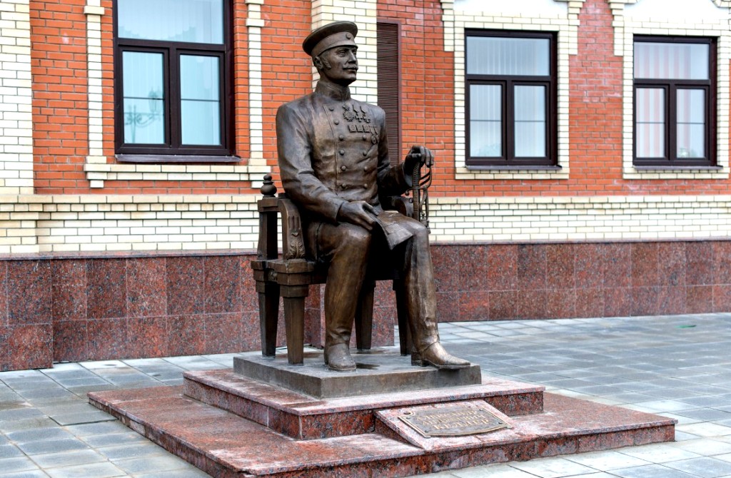 Памятник барону Келлеру можно увидеть около здания библиотеки