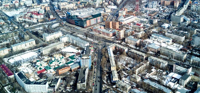 Площадь Лядова и отходящий от нее вниз Окский съезд.Во дворе слева - монастырь