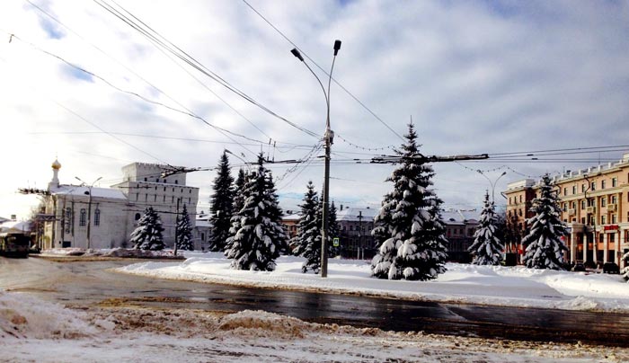 Знаменская башня с церковью на площади Волкова