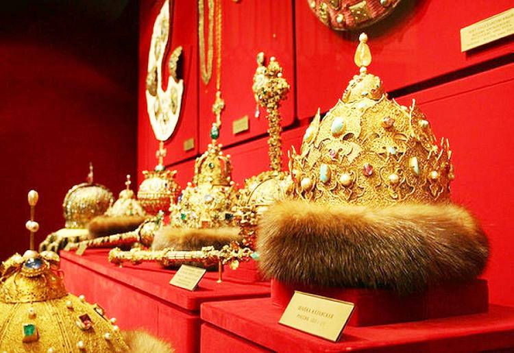 Несметные сокровища Оружейной палаты привлекают множество туристов