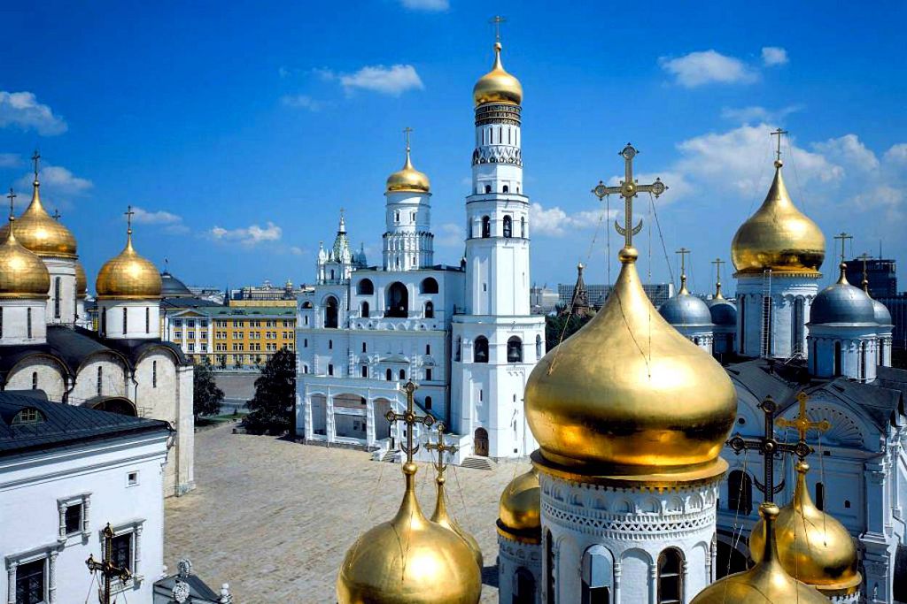 По всему периметру Соборной площади расположены золотые купола храмов