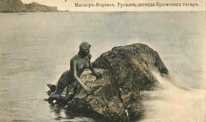 Первым вариантом Русалки была девушка, выглядывающая из-за камня