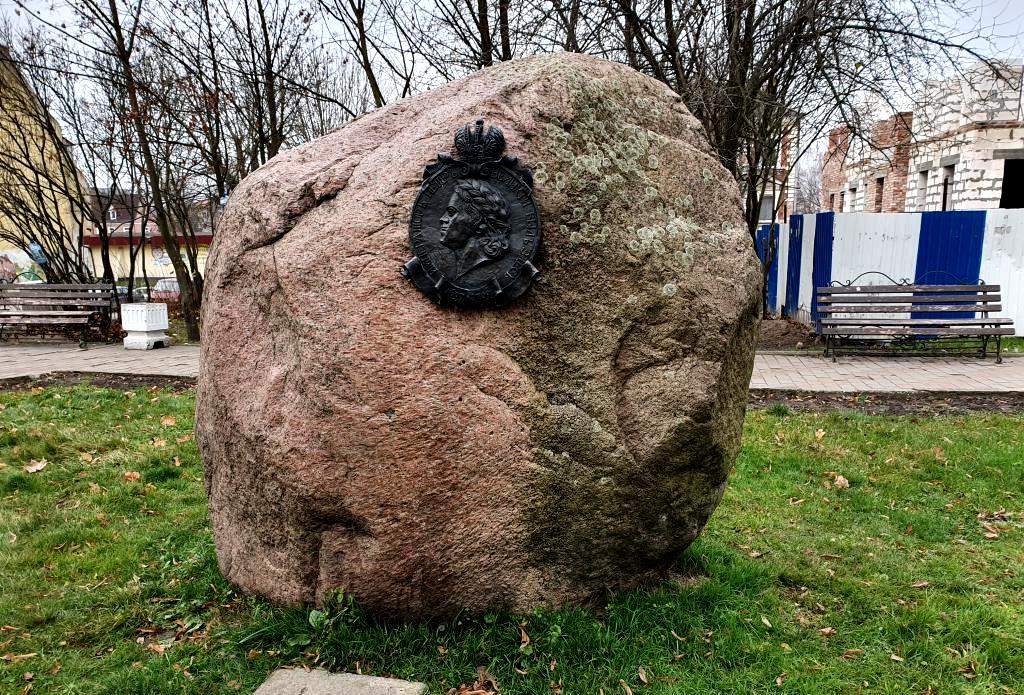 Гранитный камень с портретом Петра Первого напоминает о его посещении Инстербурга