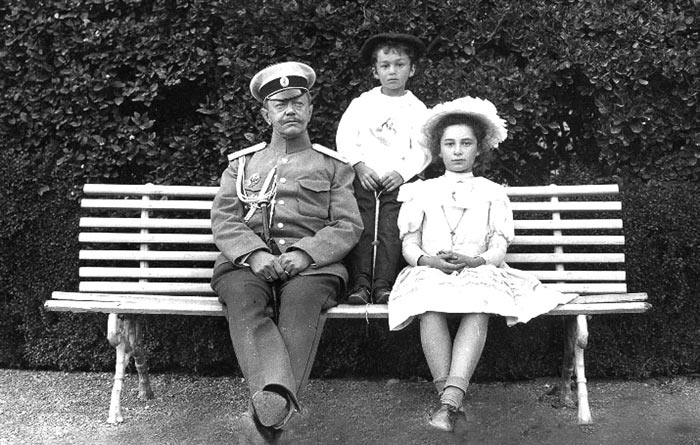 Николай Комстадиус с детьми в своем любимом имении