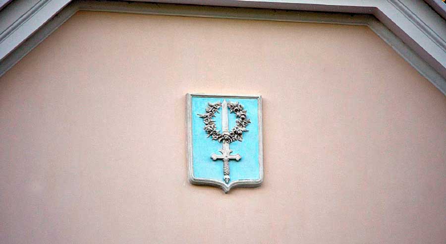 Герб Александрии на стене Дворца Коттеджа