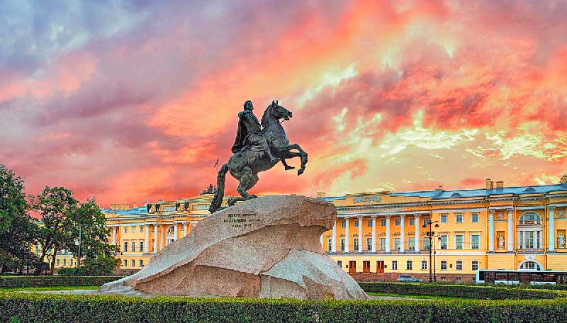 Памятник Петру Первому на фоне здания Сената в Петербурге