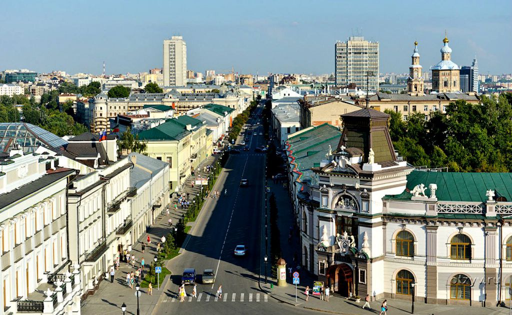 Кремлевская улица проходит по гребню высокого холма