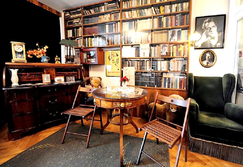 Режиссер театра Сатиры В.Плучек жив в 47-й квартире дома №6