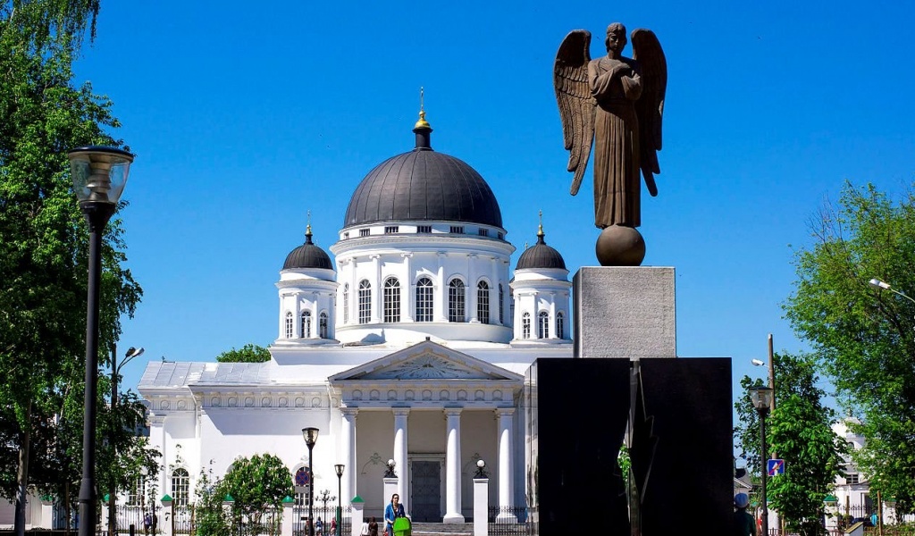 Памятник ликвидаторам перед Спасским собором Нижнего Новгорода