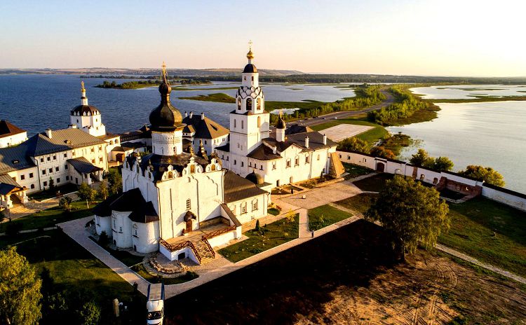 Никольский храм легко можно определить по наличию у него колокольни