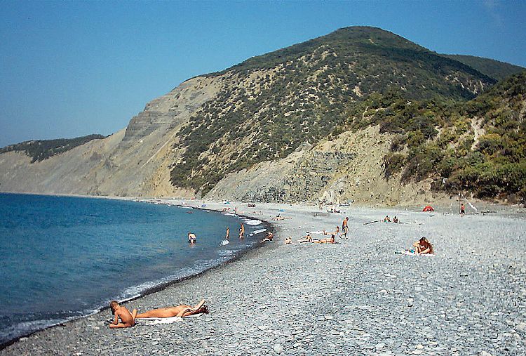 Первая лагуна начинается сразу же после Водопада Жемчужный