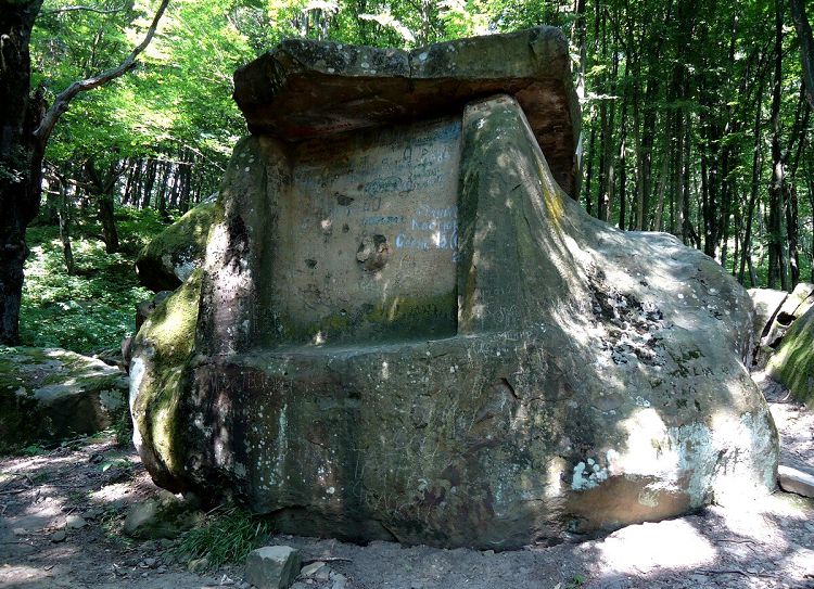 "Дольмен благополучия" - один из крупнейших монолитов Кубани "Дольмен благополучия" - один из крупнейших монолитов Кубани