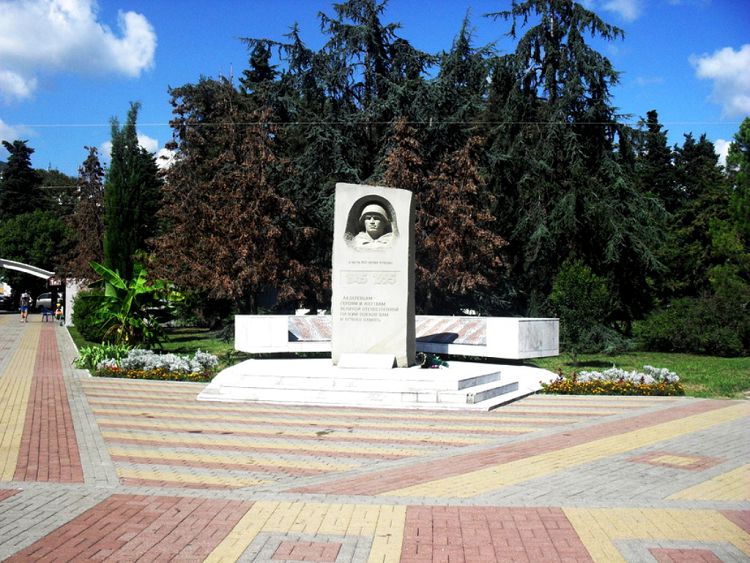 Прогуливаясь по улице Победы можно подняться к Мемориалу памяти