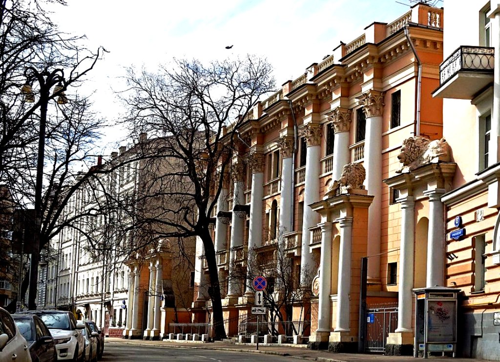 Прогулка по Ермолаевскому переулку буде очень приятным и запоминающимся времяпровождением