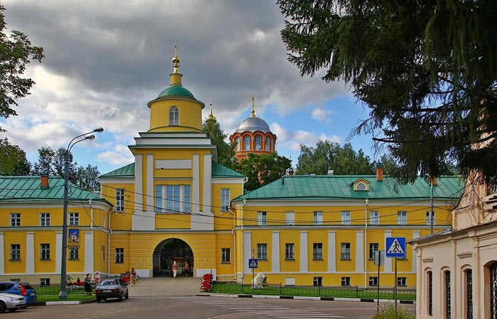 Вход в Хотьковский монастырь Вход в Хотьковский монастырь