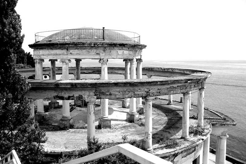 Заброшенное в 90-е годы строение начало разрушаться