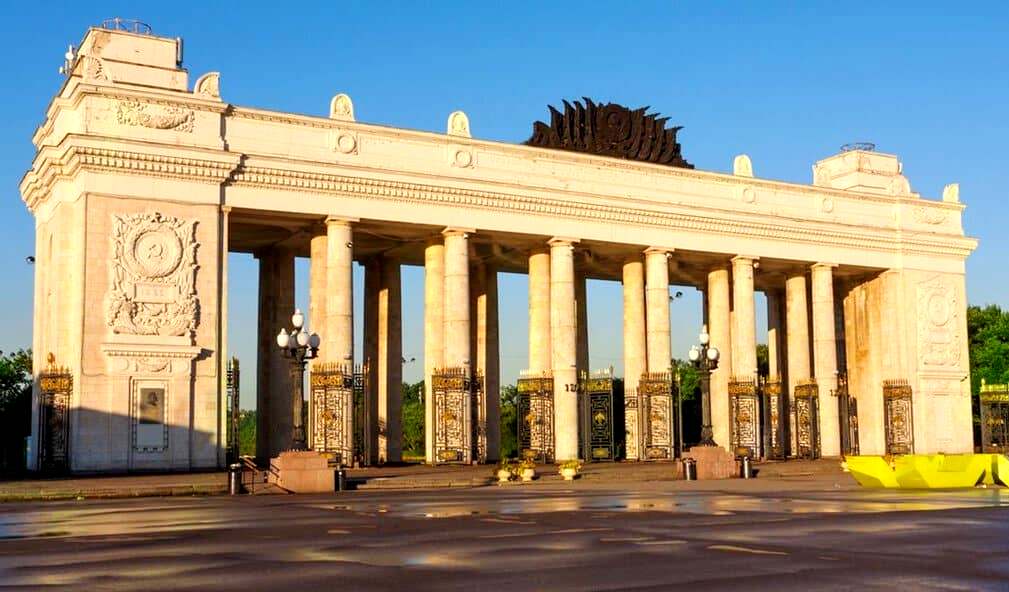 Вход на территорию ЦКПО обозначен Аркой, которая недавно была реконструирована