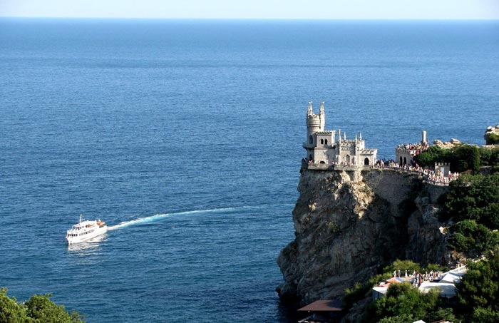 Дорога к готическому символу Крыма всегда заполнена туристами