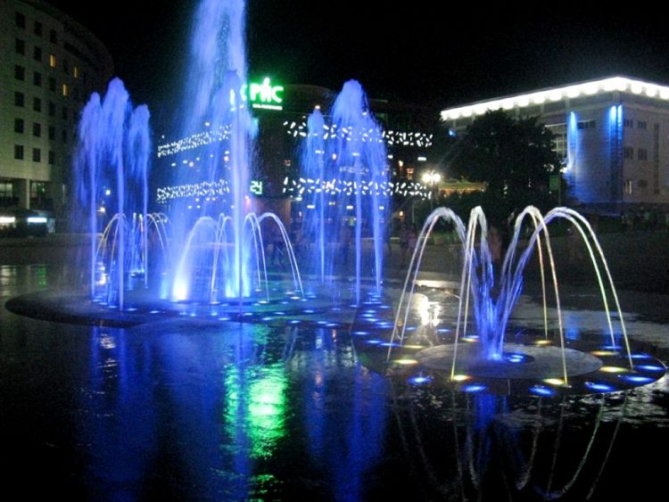 Вечернее представление Поющего фонтана собирает много зрителей