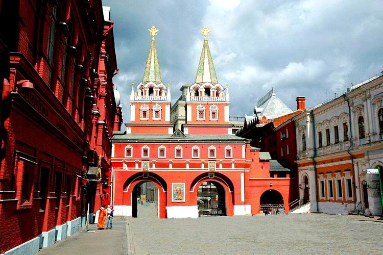 Воскресенские ворота ограничивают территорию Красной площади с севера