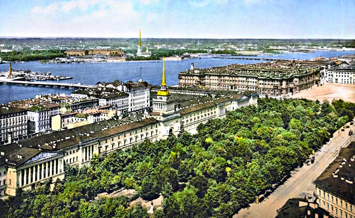 Вид Александровского сада Петербурга сверху