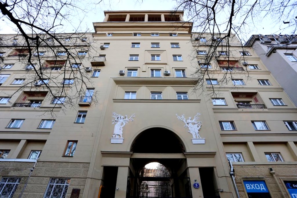 Уходящий в прошлое Сталинский ампир можно увидеть в оформлении арочного проема