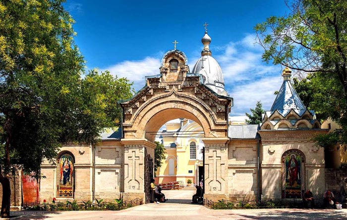 Вход на территорию Казанского собора