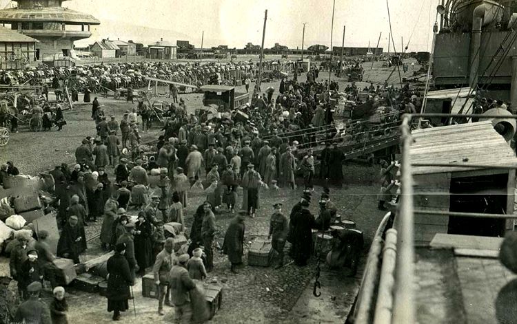 Весной 1920 года из Новороссийского порта тысячи эмигрантов покинули Россию навсегда