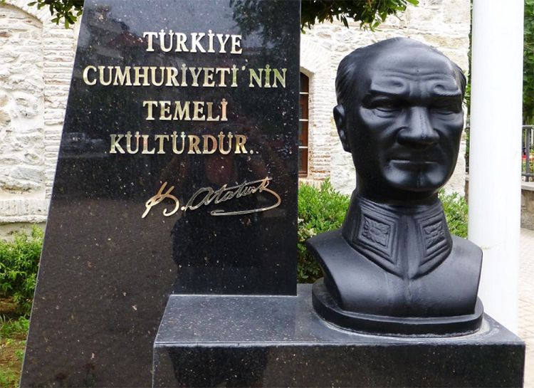Памятная плита и бюст Ататюрка Памятная плита и бюст Ататюрка