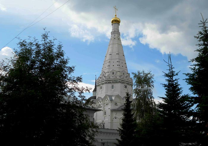 Шатровая Больничная церковь Троице-Сергиевой Лавры Шатровая Больничная церковь Троице-Сергиевой Лавры