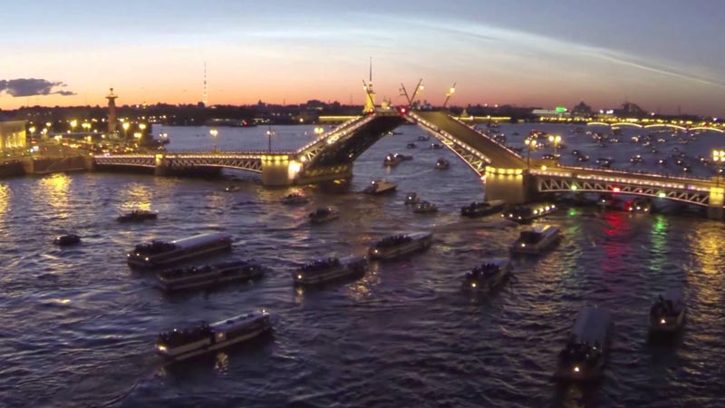 Развод питерских мостов на Неве