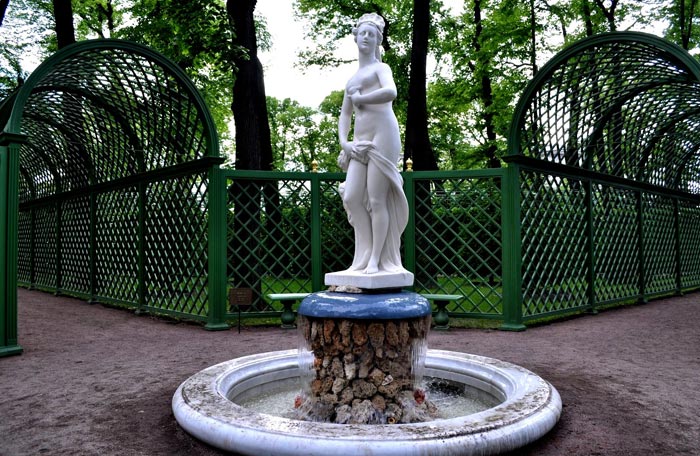 Постепенно сад украсился скульптурами богов и богинь