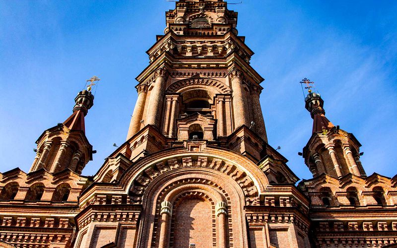 Смотреть на эту кирпичную кладку можно очень долго, так она легка и ажурна