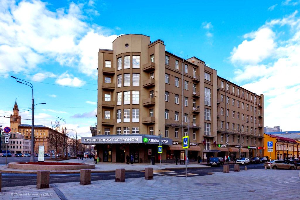 Дом № 54 является последним строением на четной стороне Старого Арбата