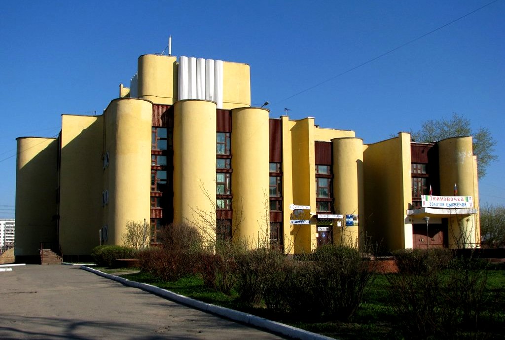 Театр юного зрителя размещается в бывшем здании Кукольного театра