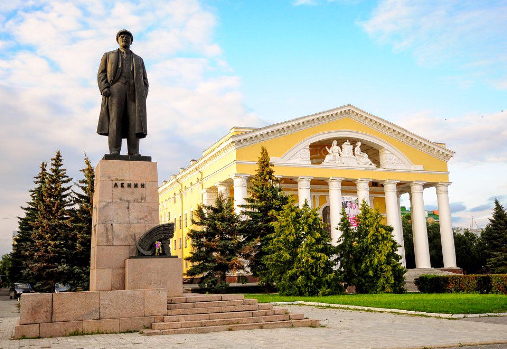 На Площади Ленина можно увидеть и традиционный Памятник вождю мирового пролетариата