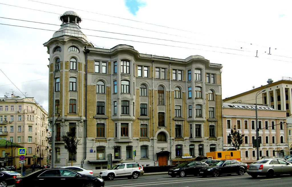 Дом № 27 выходит на Садово-Кудринскую улицу Садового кольца