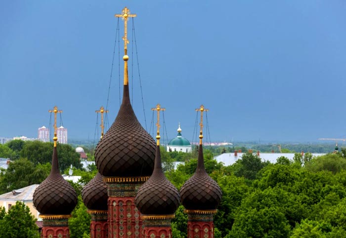 Главки Богоявленского храма в небе Ярославля