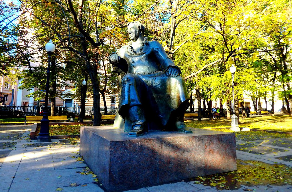 Памятник И.А.Крылову установлен в сквере Патриарших в 70-х годах 20 века
