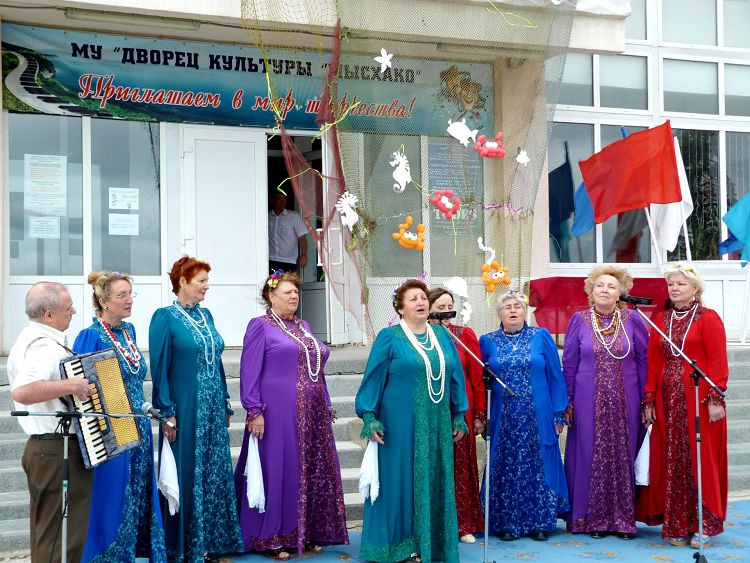 Выступления творческих коллективов ДК очень разнообразят жизнь поселка