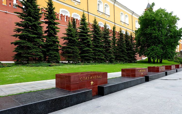 Аллея городов-героев - часть мемориального комплекса Александровского сада