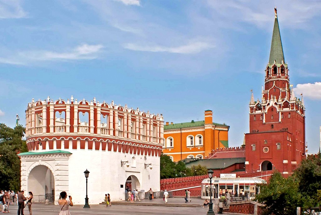 Кутафья и Троицкая башни, соединенные Троицким мостом, составляют гармоничный ансамбль