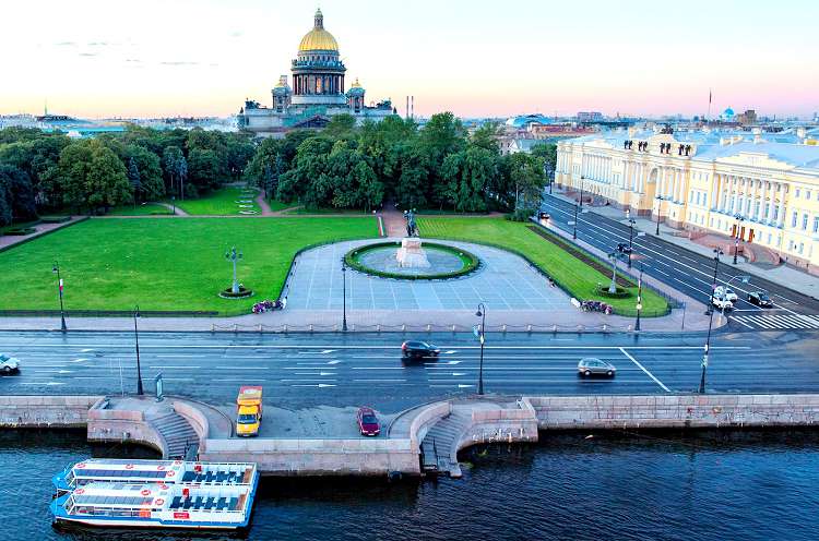 Летом в Питере можно гулять днем и ночью