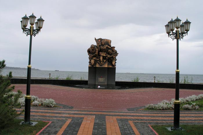 Памятник саперам, минерам и водолазам на керченской Набережной