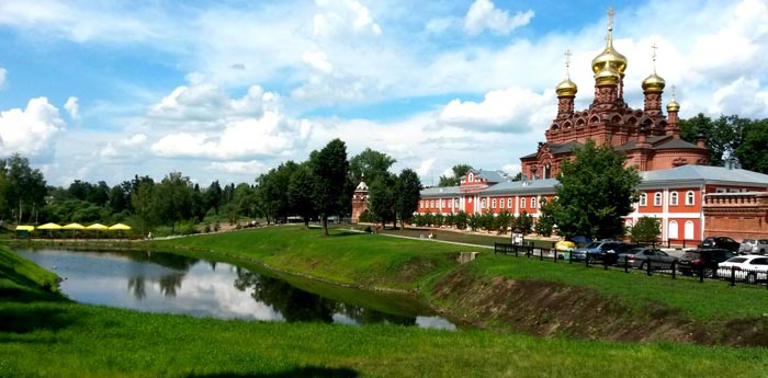 Подъезд к Черниговскому скиту с улицы Замышляева