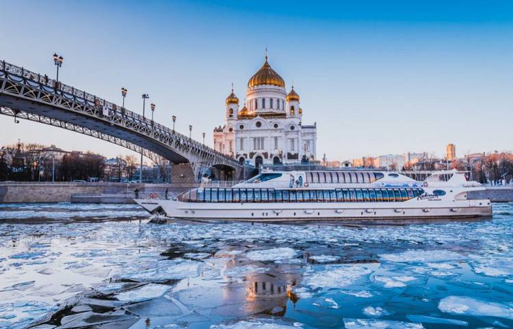 Речной круиз среди льдов и снега - это своеобразное и необычное мероприятие