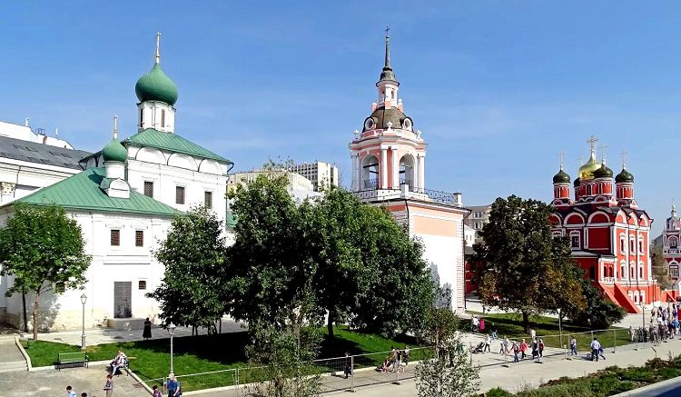 Главными историческими достопримечательностями Зарядья являются храмы