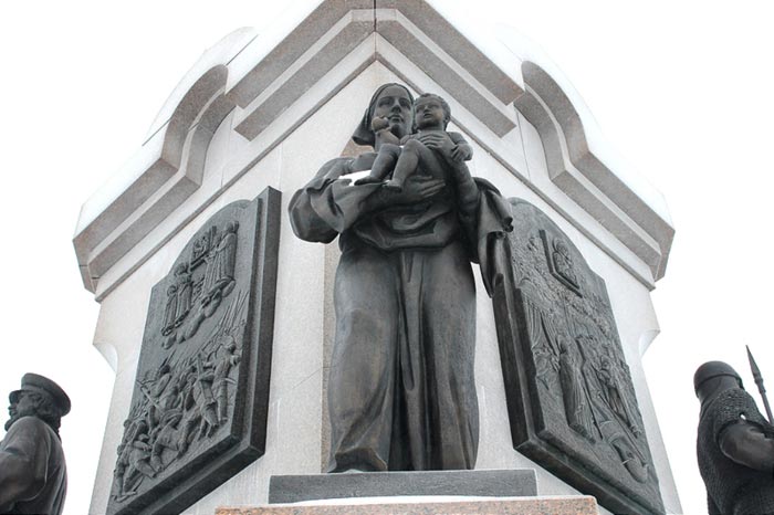 Фигура Ярославны с ребенком на постаменте памятника 